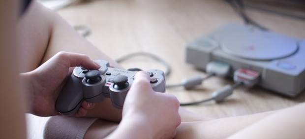 Jugando a videojuegos, videoconsola