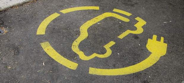 Estacionamiento con recarga para coche eléctrico