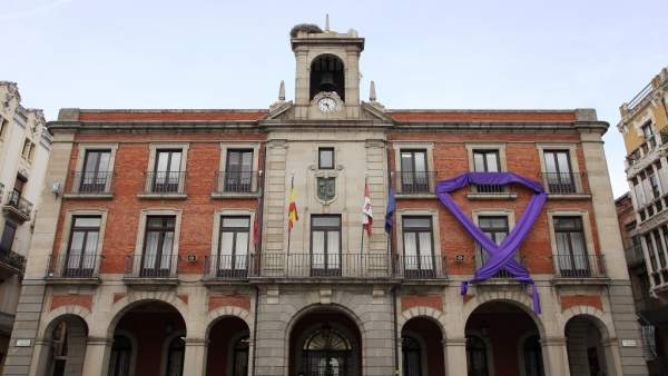 Lazo violeta en la fachada del Ayuntamiento de Zamora Lazo violeta en la fachada del Ayuntamiento de Zamora