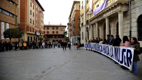 Concentración en Teruel en memoria de las víctimas de violencia contra la mujer Concentración en Teruel en memoria de las víctimas de violencia contra la mujer