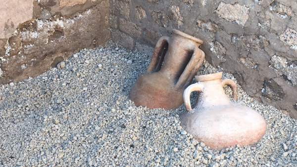 Encuentran en Pompeya catorce ánforas intactas de la época romana Encuentran en Pompeya catorce ánforas intactas de la época romana