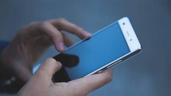Un usuario de teléfono móvil. Un usuario de teléfono móvil.