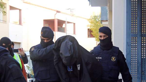 Los Mossos d'Esquadra escoltan a uno de los detenidos durante una operación contra el terrorismo yihadista en Sant Pere de Ribes en la que se han realizado registros a varias viviendas y se han detenido, al menos, a dos personas. Los Mossos d'Esquadra escoltan a uno de los detenidos durante una operación contra el terrorismo yihadista en Sant Pere de Ribes en la que se han realizado registros a varias viviendas y se han detenido, al menos, a dos personas.