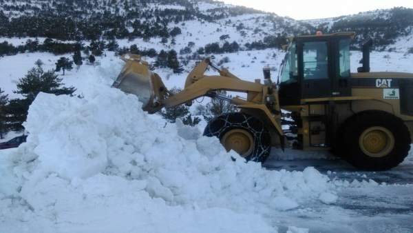 Una de las máquinas de la DPT trabajando en una carretera de la provincia Una de las máquinas de la DPT trabajando en una carretera de la provincia
