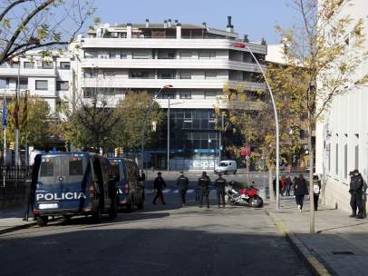 Furgones y agentes de la Policía Nacional delante de la comisaría de este cuerpo en Lleida, ubicada al lado del colegio Lestonnac.