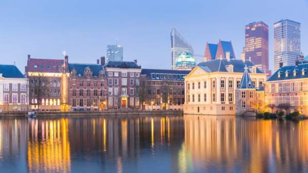 Vista del Palacio de Binnenhof en La Haya, que alberga el Parlamento holandés. Vista del Palacio de Binnenhof en La Haya, que alberga el Parlamento holandés.