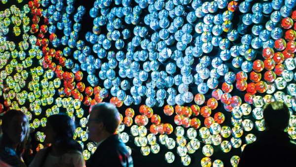 Sikka Ingentium, 2017. Instalación de Daniel Canogar Sikka Ingentium, 2017. Instalación de Daniel Canogar