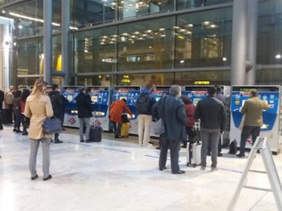 Viajeros optan por el Metro en la T4 de Barajas