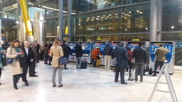 Viajeros optan por el Metro en la T4 de Barajas Viajeros optan por el Metro en la T4 de Barajas