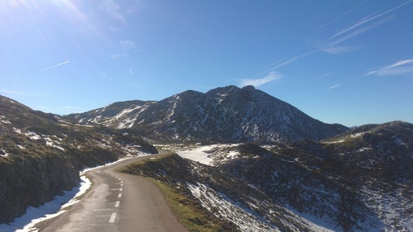 Angliru, nieve, montaña, invierno, carretera nevada, niebla Angliru, nieve, montaña, invierno, carretera nevada, niebla