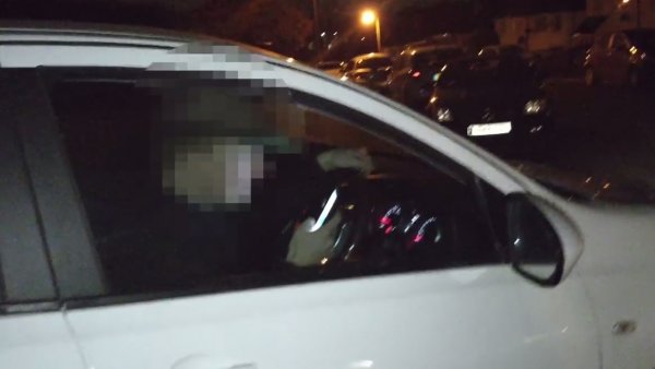 Un conductor usa el móvil en un coche Un conductor usa el móvil en un coche
