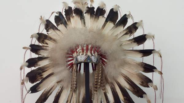 Tocado de plumas sioux de la colección de Ana y Bertrand de Montauzon Tocado de plumas sioux de la colección de Ana y Bertrand de Montauzon