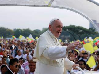 El Papa saluda a los fieles en su visita a Birmania