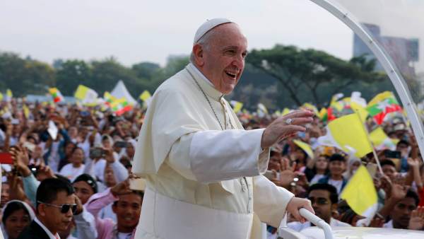 El Papa saluda a los fieles en su visita a Birmania El Papa saluda a los fieles en su visita a Birmania