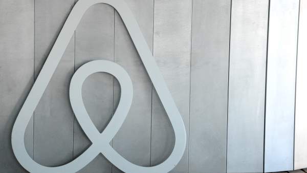 El logo de Airbnb en las oficinas de la plataforma. El logo de Airbnb en las oficinas de la plataforma.