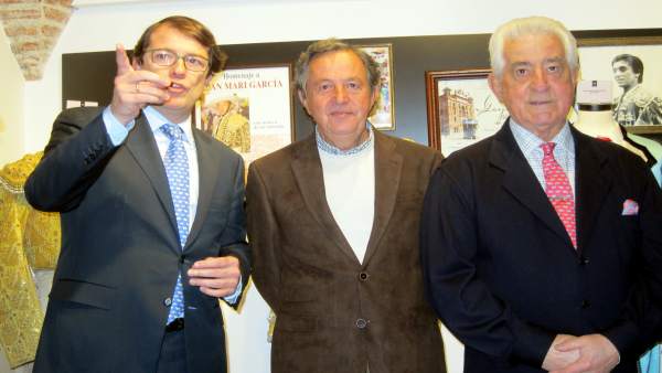 El alcalde, Pedro Gutiérrez 'El Niño de la Capea' y Santiago Martín 'El Viti' El alcalde, Pedro Gutiérrez 'El Niño de la Capea' y Santiago Martín 'El Viti'