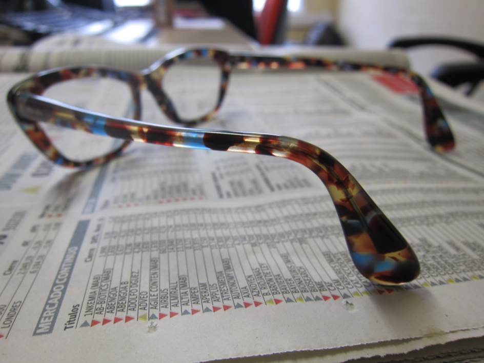 Unas gafas sobre un periódico.