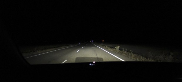 VisiÃ³n nocturna de una carretera desde un Mazda CX-3
