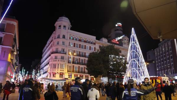 Peatones en Navidad en Madrid Peatones en Navidad en Madrid