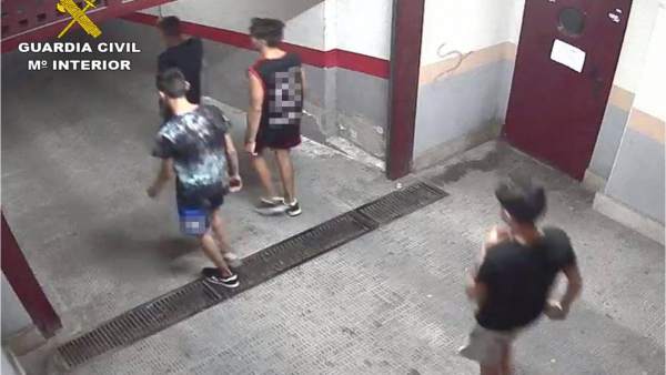 Sospechosos accediendo a uno de los garajes Sospechosos accediendo a uno de los garajes