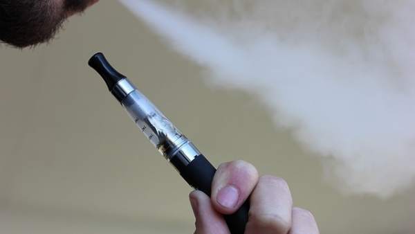 Cigarrillo electrónico, vapeador, vapeando, e-cigar Cigarrillo electrónico, vapeador, vapeando, e-cigar