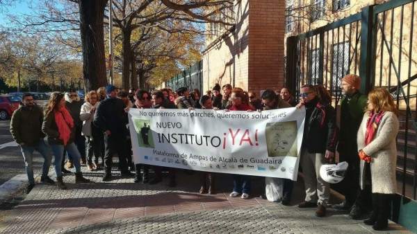 Concentración ante la Delegación de Educación. Concentración ante la Delegación de Educación.
