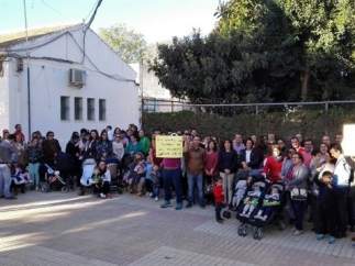 Concentración ante la guardería de Coria.