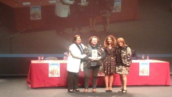 Pilar Parra recoge el premio de la Junta Pilar Parra recoge el premio de la Junta