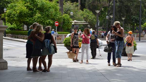 Turistas tomándose una foto en el Paseo del Borne. Turistas tomándose una foto en el Paseo del Borne.