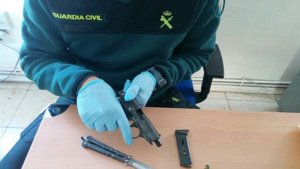 Detenidos dos vecinos de Bueu (Pontevedra) por supuestas amenazas con armas Detenidos dos vecinos de Bueu (Pontevedra) por supuestas amenazas con armas