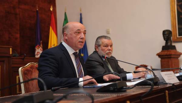 Antonio Ruiz (izda.) y Salvador Blanco presentan los presupuestos para 2018 Antonio Ruiz (izda.) y Salvador Blanco presentan los presupuestos para 2018