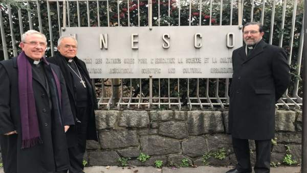 Demetrio Fernández,Manuel Pérez Moya y Fernando Cruz Conde en la Unesco en París Demetrio Fernández,Manuel Pérez Moya y Fernando Cruz Conde en la Unesco en París
