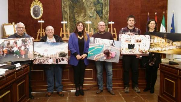 Barbero (centro), junto a los artistas y las obras premiadas Barbero (centro), junto a los artistas y las obras premiadas