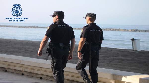 Una pareja de agentes de Policía en el Paseo Marítimo Una pareja de agentes de Policía en el Paseo Marítimo