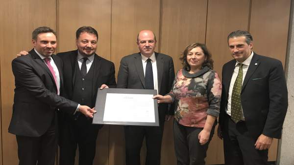 Elizalde, junto a los representanes de Gales, Lombardia, Euskadi y Liguria. Elizalde, junto a los representanes de Gales, Lombardia, Euskadi y Liguria.