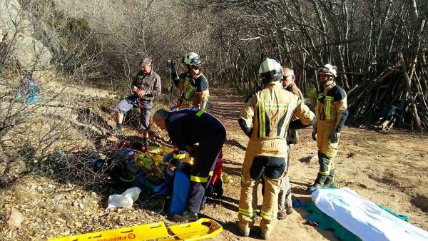 Escalador herido atendido por sanitarios Escalador herido atendido por sanitarios