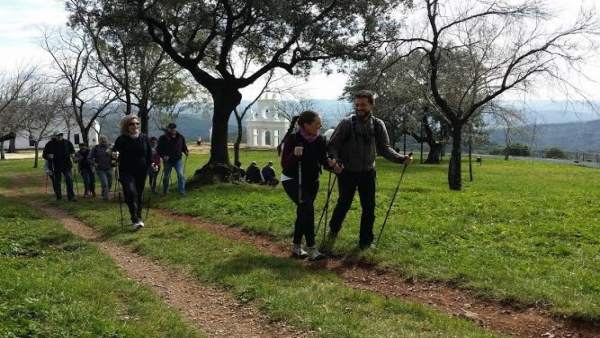 Senderistas en la Sierra de Huelva. Senderistas en la Sierra de Huelva.