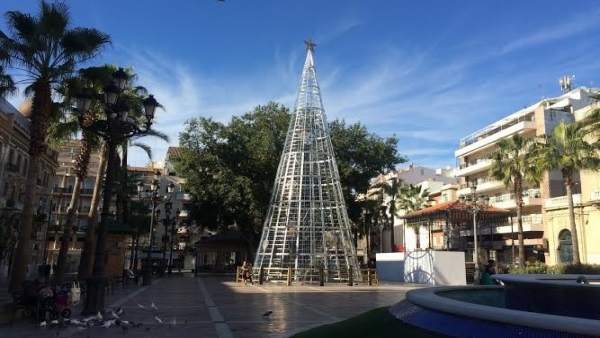 ÞÁrbol de Navidad en la Plaza de las Monjas de Huelva. ÞÁrbol de Navidad en la Plaza de las Monjas de Huelva.
