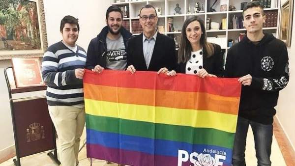 Socialistas junto a la bandera LGTBI Socialistas junto a la bandera LGTBI