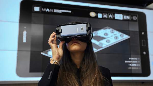 Una espectadora experimenta con la app 'MAN Virtual' Una espectadora experimenta con la app 'MAN Virtual'