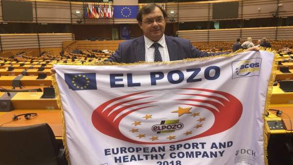 Manuel García Juesas con la bandera acreditativa de Empresa Europea del Deporte Manuel García Juesas con la bandera acreditativa de Empresa Europea del Deporte