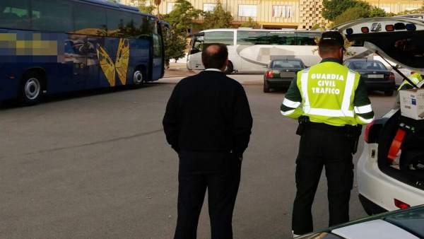 Agente con uno de los detenidos en control transporte escolar Agente con uno de los detenidos en control transporte escolar