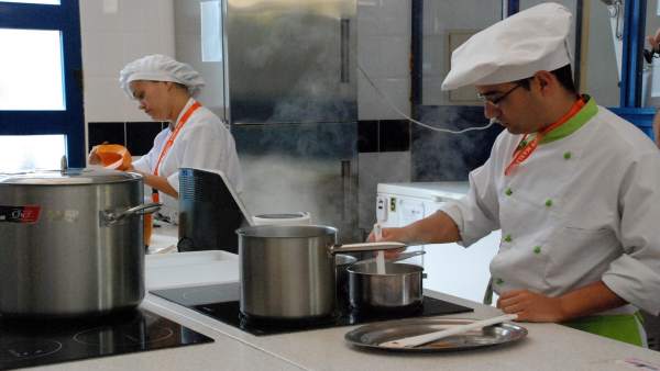 Personas cocinando, trabajando Personas cocinando, trabajando