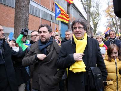 El expresidente de la Generalitat Carles Puigdemont y el conseller de Salut cesado Toni Comín llegando al Parque del Cincuentenario de Bruselas para encabezar la manifestación soberanista 'Desperta, Europa' (Despierta, Europa).