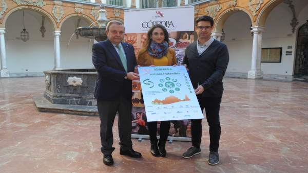 Gómez, entre García (dcha.) y Alcalde, en la presentación Gómez, entre García (dcha.) y Alcalde, en la presentación