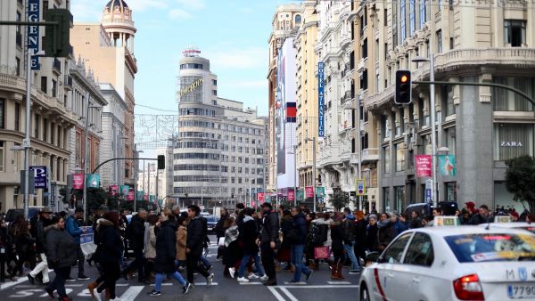 La Gran Vía, abarrotada de turistas y madrileños La Gran Vía, abarrotada de turistas y madrileños