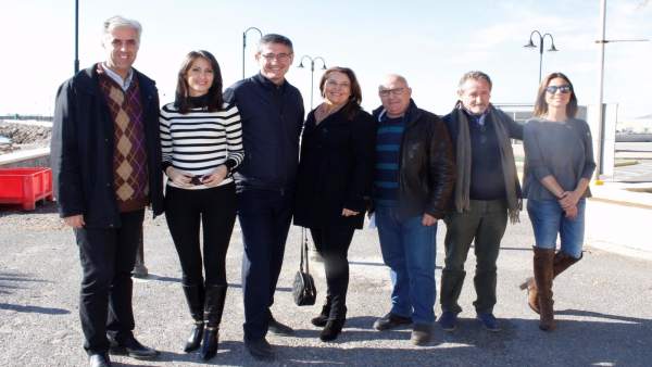 Carmen Crespo junto al alcalde y concejales de Adra (Almería) Carmen Crespo junto al alcalde y concejales de Adra (Almería)