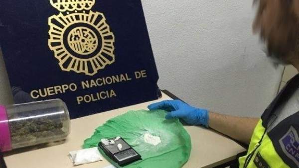 Un agente pesa la droga incautada Un agente pesa la droga incautada