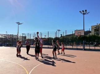 Niños jugando al baloncesto