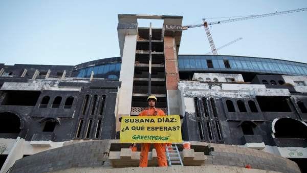 Activistas de Greenpeace repintan 'Hotel Ilegal' en la fachada de El Algarrobico Activistas de Greenpeace repintan 'Hotel Ilegal' en la fachada de El Algarrobico